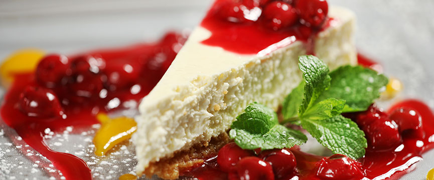 Porción de cheesecake, de las más conocidas tartas con fruta confitada del mundo.